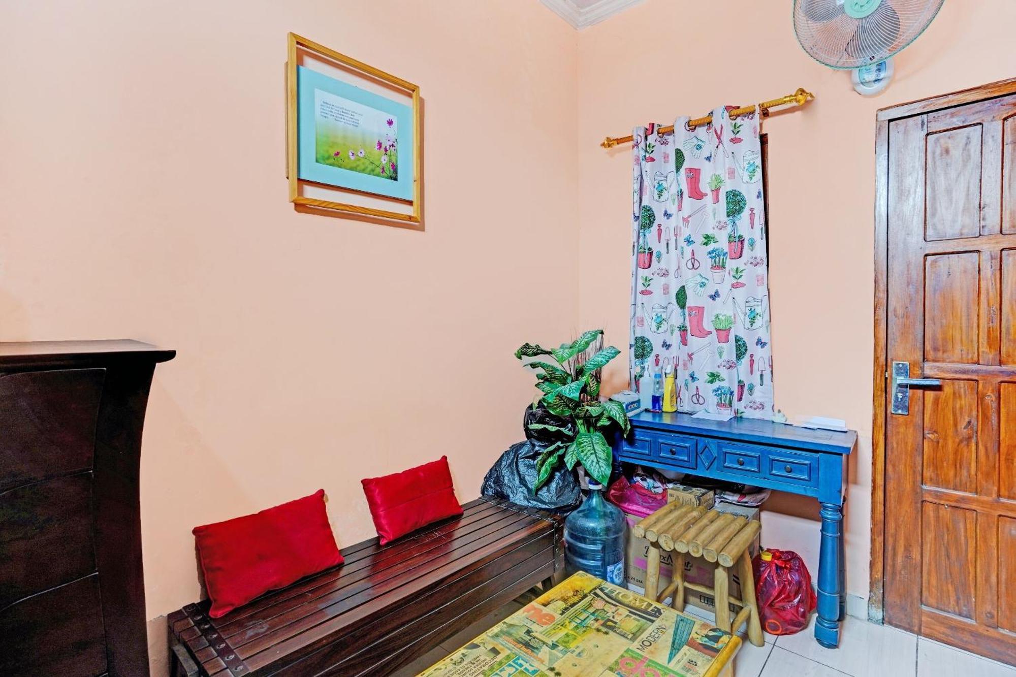 Oyo 90234 Dhoho Family Guest House ケディリ エクステリア 写真